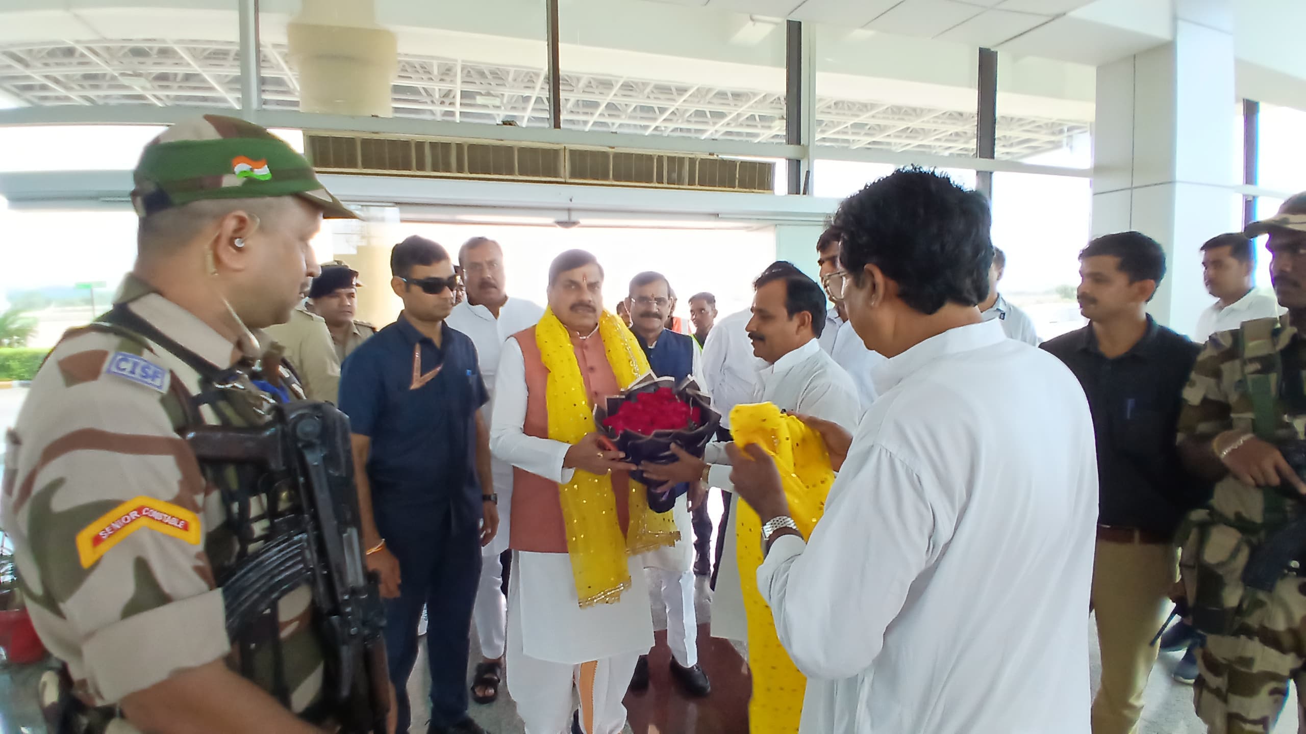 खजुराहो एयरपोर्ट पहुंचे मुख्यमंत्री डॉ. मोहन यादव, जनप्रतिनिधियों व अधिकारियों ने किया स्वागत